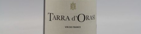 La photo montre une bouteille de vin de l'appellation Vin de France du domaine Clos Canarelli en Corse.
