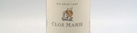La photo montre une bouteille de vin de l'appellation Pic Saint Loup du domaine Clos Marie dans le Languedoc Roussillon.