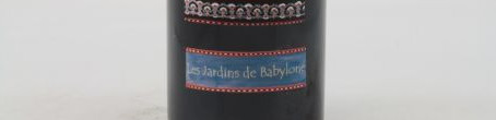 La photo montre une bouteille du grand vin Les Jardins de Babylon du domaine Dagueneau dans le Jurançon, Sud-Ouest