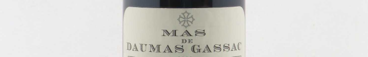 La photo montre une bouteille du domaine de l'appellation Daumas Gassac dans le Languedoc