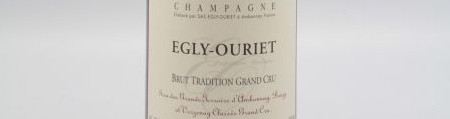 La photo montre une bouteille de Champagne du domaine Egly-Ouriet.