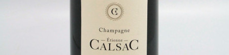 La photo montre une bouteille de Champagne du domaine Etienne Calsac.