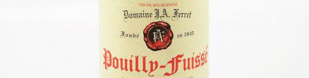 La photo montre une bouteille de vin de l'appellation Pouilly Fuissé du domaine Ferret en Bourgogne.