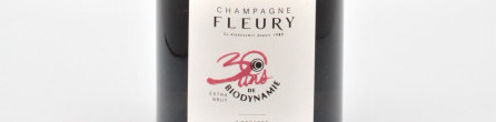 La photo montre une bouteille de Champagne du domaine Fleury.