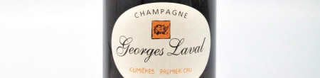 La photo montre une bouteille de Champagne du domaine Georges Laval.
