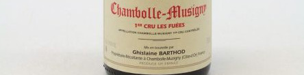 La photo montre une bouteille de l'appellation Chambolle Musigny 1er cru du domaine Ghislaine Barthod en Bourgogne.