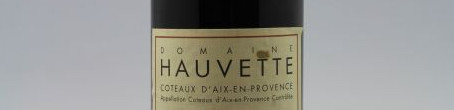 la photo montre une bouteille de vin du domaine Hauvette en Provence par dominique hauvette