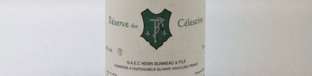 La photo montre une bouteille de l'appelation Chateauneuf du Pape du domaine Henr Bonneau dans la Vallée du Rhone Nord.
