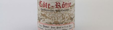 La photo montre une bouteille du grand vin du domaine Jamet en Cote Rotie dans La Vallée du Rhone Nord