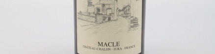 La photo montre une bouteille de vin de l'appellation Côtes du Jura du domaine Jean Macle.