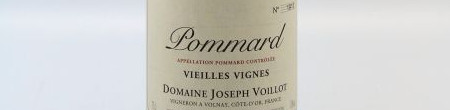 La photo montre une bouteille de vin de l'appellation Volnay du domaine Joseph Voillot en Bourgogne.