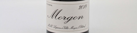 La photo montre une bouteille de vin de l'appellation Morgon du domaine Marcel Lapierre dans le Beaujolais.