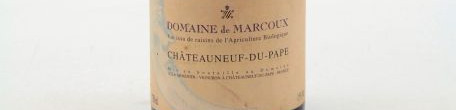 La photo montre une bouteille du vin appellation Chateauneuf du Pape du domaine Marcoux dans la Vallée du Rhône Nord
