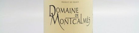La photo montre une bouteille du grand vin du domaine Montcalmès dans le Languedoc