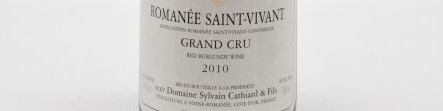La photo montre une bouteille de vin Romanée Saint Vivant grand cru du domaine Sylvain Cathiard situé en Cote de Nuits en Bourgogne.