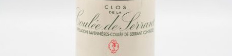 La photo montre une bouteille de l'appellation Coulée de Serrant du domaine Nicolas Joly dans la Loire.