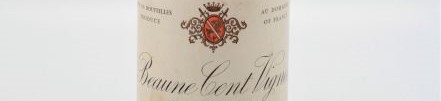 La photo montre une bouteille de vin de Beaune, Bourgogne
