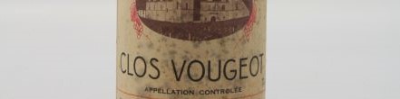 La photo montre une bouteille de vin de Clos Vougeot, Bourgogne