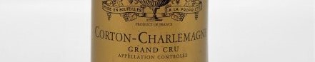 La photo montre une bouteille de vin de Corton Charlemagne, Bourgogne