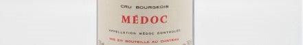 La photo montre une bouteille de vin dU MEDOC, bordeaux