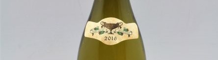 La photo montre une bouteille du grand vin Meursault les Perrières de Coche Dury du millésime 2016 en Bourgogne