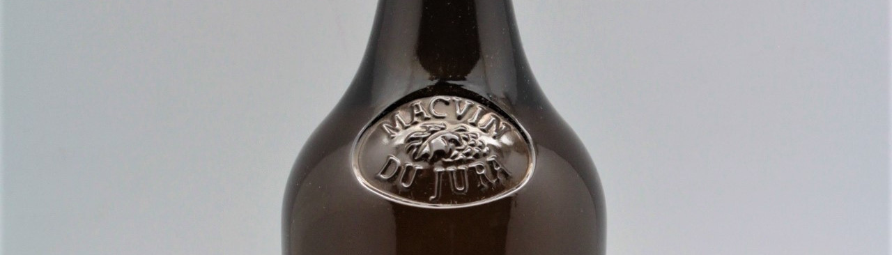 La photo montre une bouteille du vin du domaine Jean Francois Ganevat du Jura